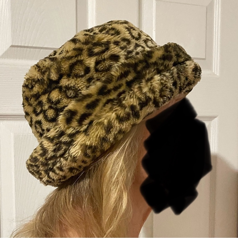 Vintage leopard print faux fur hat. Polyester, one size.